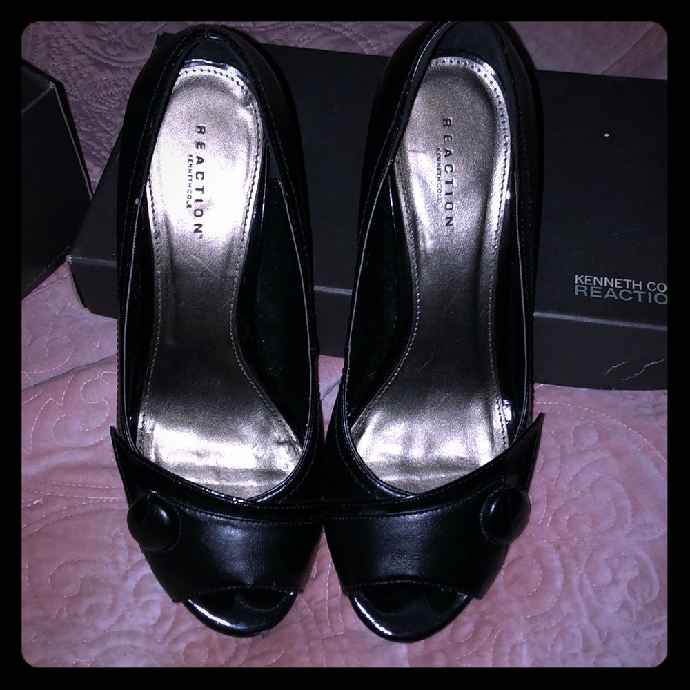 Black Kenneth Cole Reaction pumps